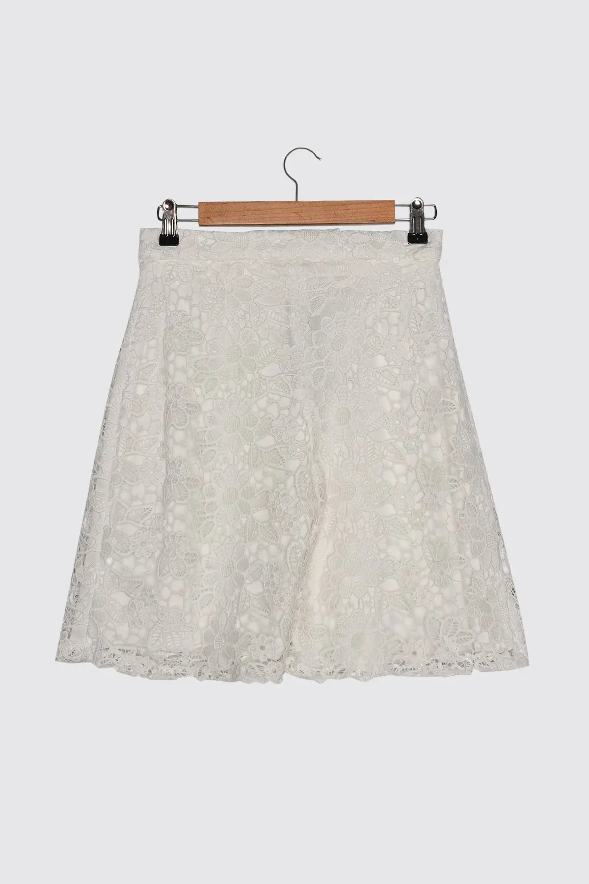 

Trendyol Brodeli Shorts & Bermuda TWOSS21SR0542