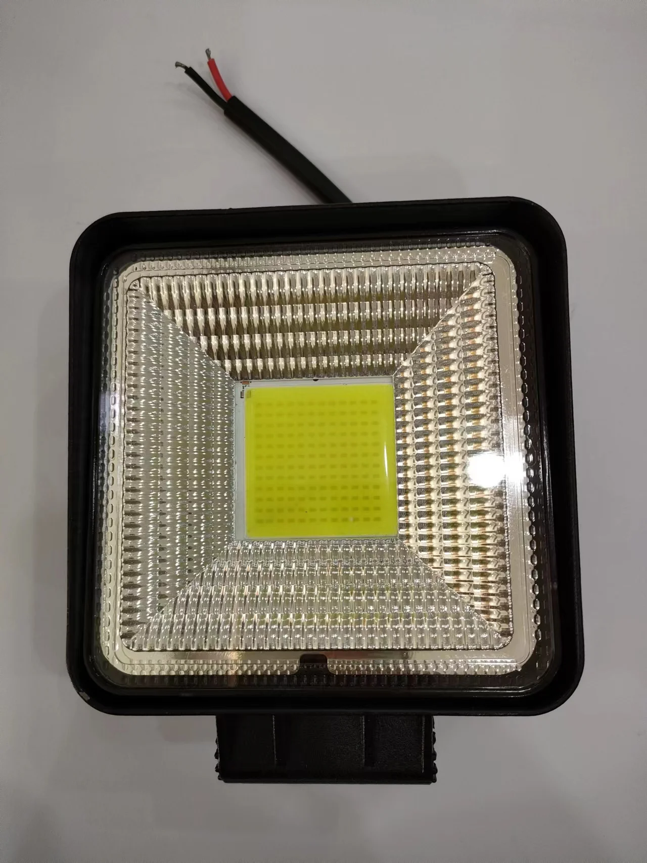 

Яркая светодиодная лампа для внедорожника IP67 6000K, 9-30 в