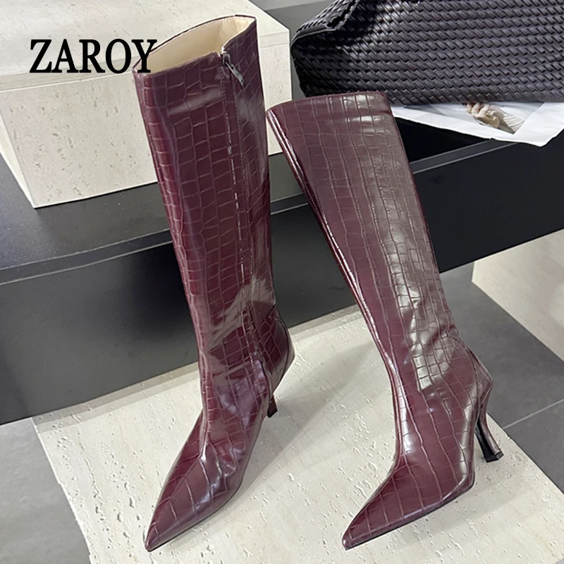 Фото Дизайнерские женские сапоги ZAROY бордового цвета до колена, на тонком каблуке, с острым носком, с боковой молнией, из искусственной кожи, длинные сапоги, роскошные сапоги для вечеринок №1