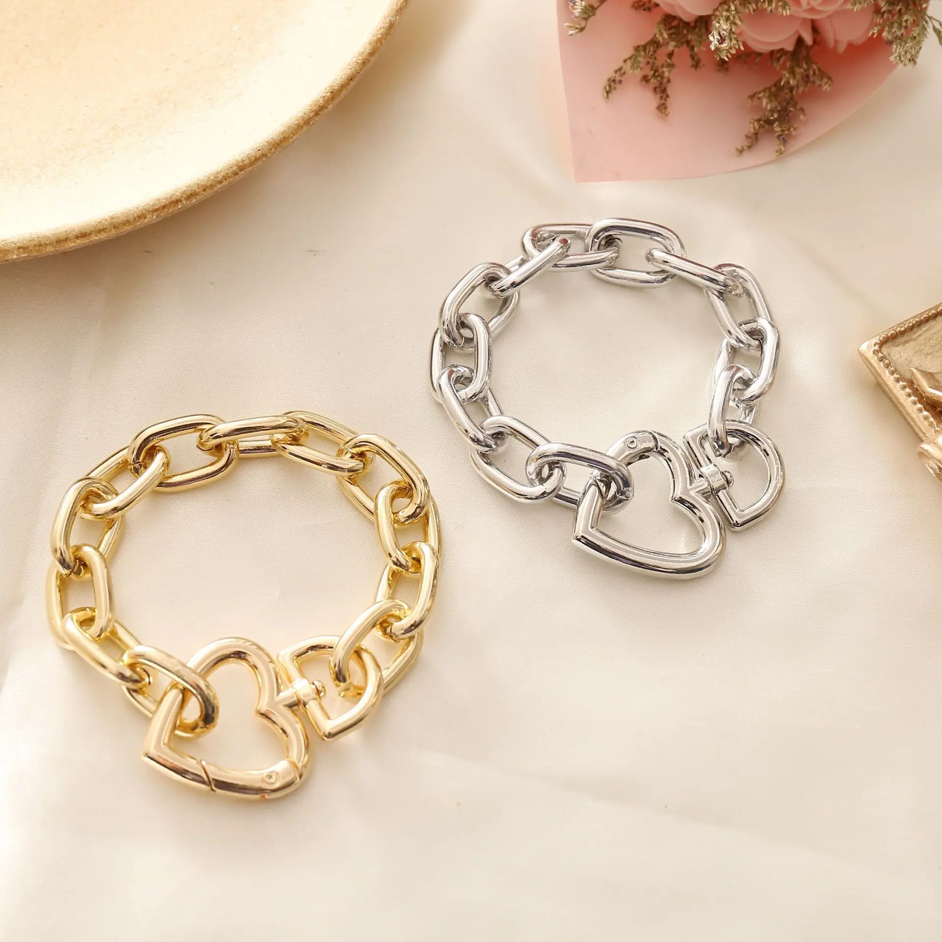 

Hot Sale Gold Color Women Necklace Jewelry Set for Party Fashion Jewelry Big Chunk Chain Heart Necklace Bracelet Popular Style