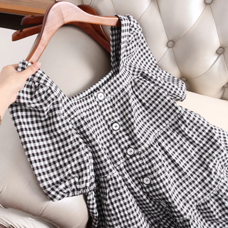 

Женское мини-платье с круглым вырезом, коротким рукавом-фонариком и оборками в клетку