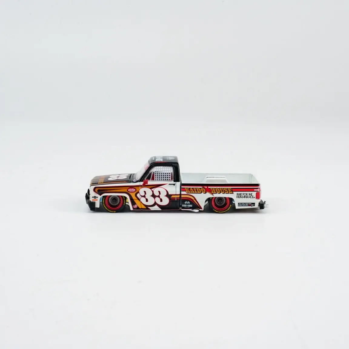 Фото MINIGT 1:64 Модель автомобиля Chevrolet Silverado KAIDO Intimidator V1 из литого металла №1