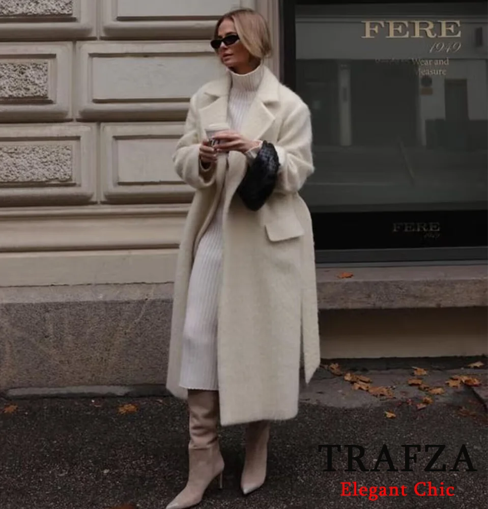 Женское пальто средней длины на пуговицах с лацканами