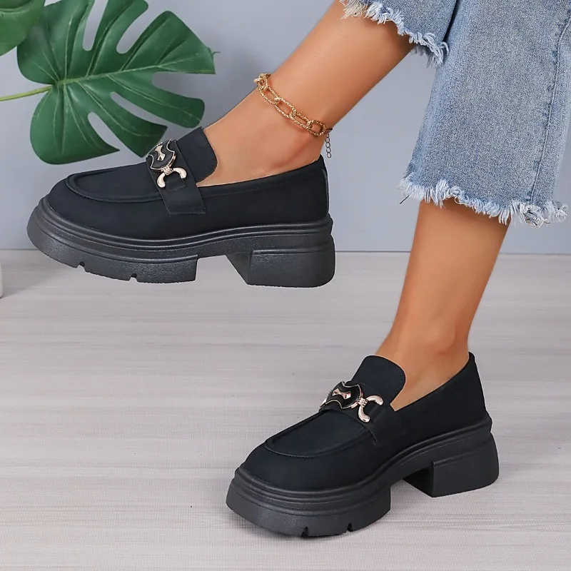 Туфли женские на толстой подошве однотонные лоферы с рельефным жемчугом