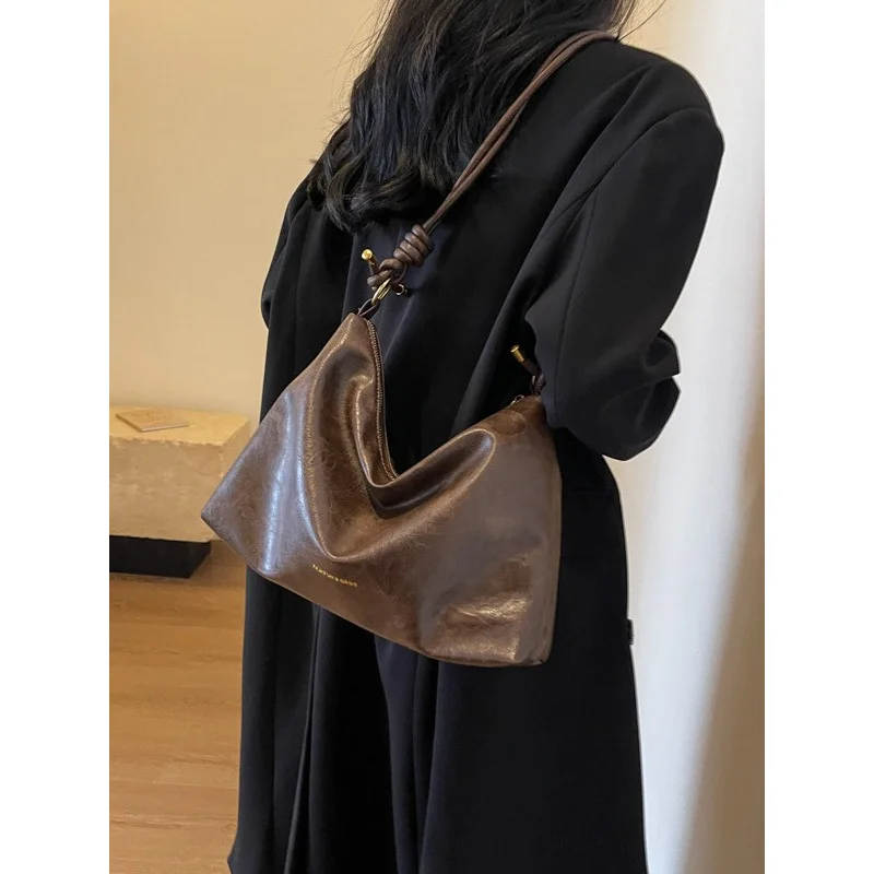 Женская сумка большой вместимости на одно плечо под мышками стильная и простая