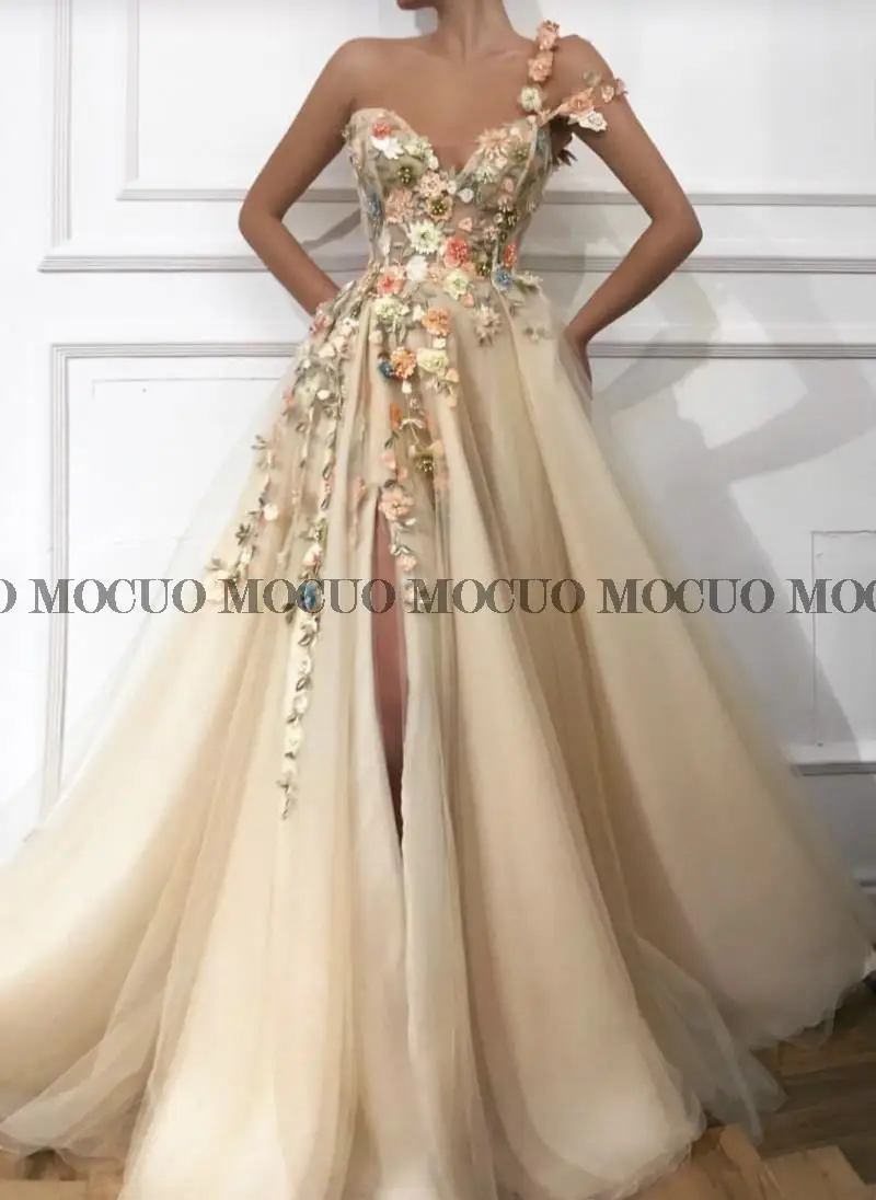 

Женское длинное вечернее платье цвета шампанского с разрезом и кружевной отделкой