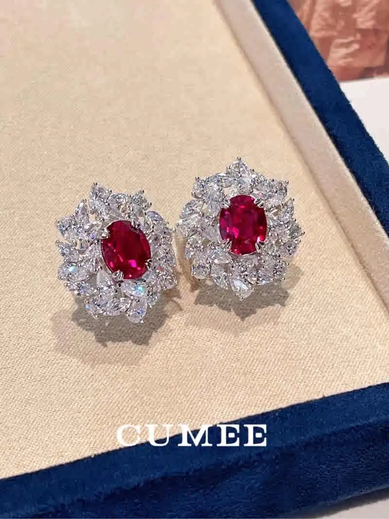 Серьги-гвоздики из красного драгоценного камня с фианитом Позолоченное серебро