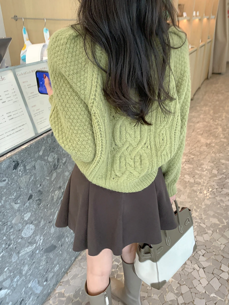 

A Women's casual, versatile, comfortable, long-sleeved, retro, round-neck, sweater, spring ball, thin, short, lazy style