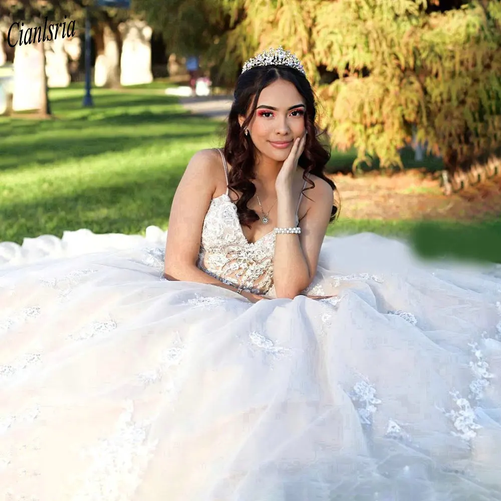 

White V-Neck Spaghetti Strap Ball Gown Quinceanera Dresses Sleeveless Open Back Appliques Lace Sweet 15 Prom Party Dress