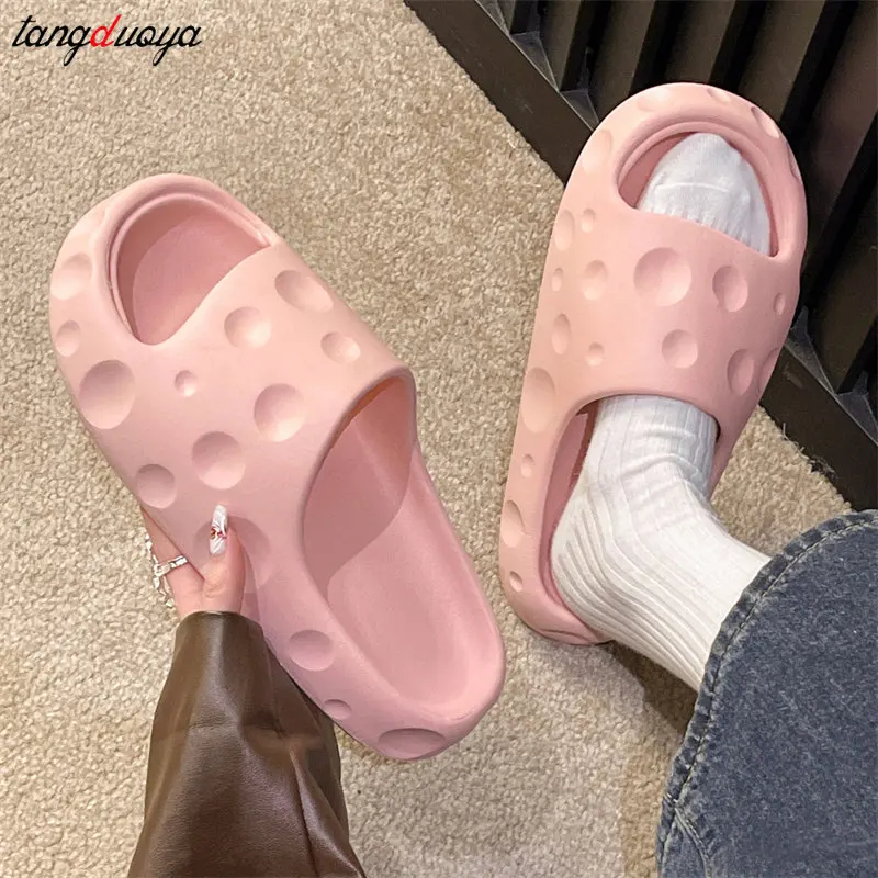 

Шлепанцы женские домашние на платформе, милые сандалии с мультяшным рисунком, пляжные тапочки, сланцы, толстая подошва, летняя обувь, 2023