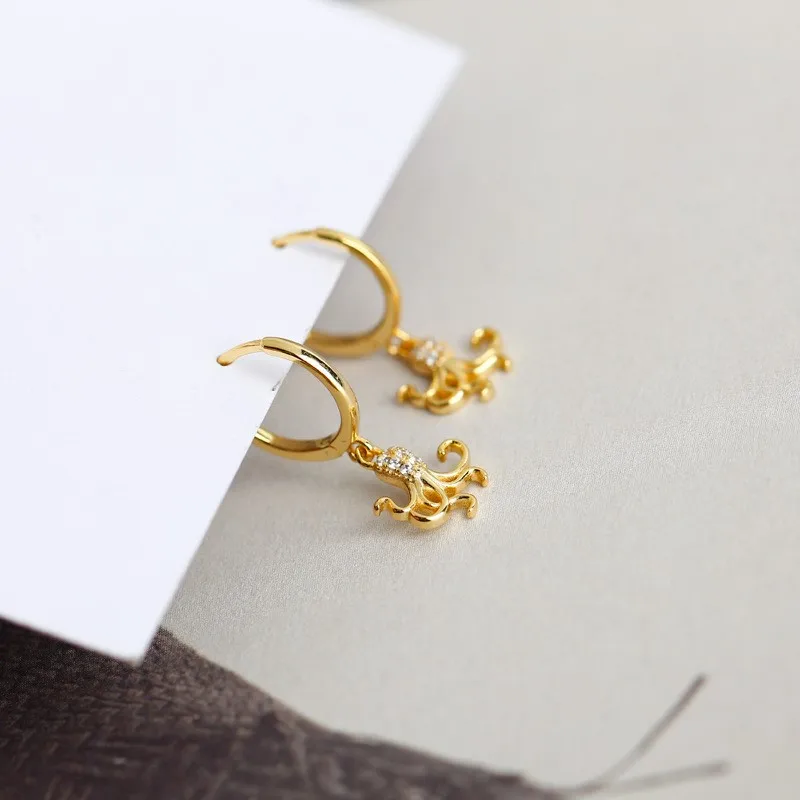 Женские серьги-кольца в виде осьминога с инкрустацией из циркона