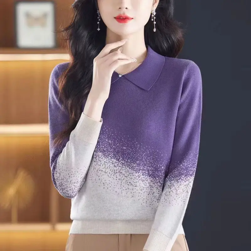 Женский трикотажный свитер-поло с длинным рукавом контрастных цветов