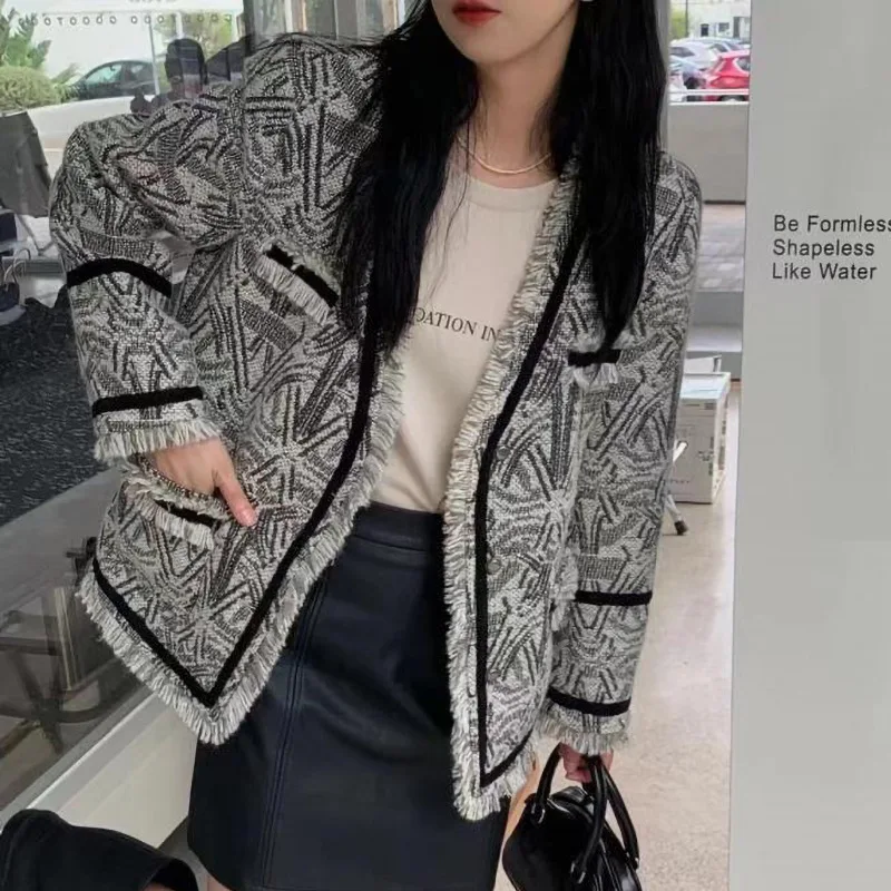 

Black& White Contrast Color Fashion Knitting Women Cardigan Full Sleeves Tassel Loose Casual Lady Formal Coat Sweater