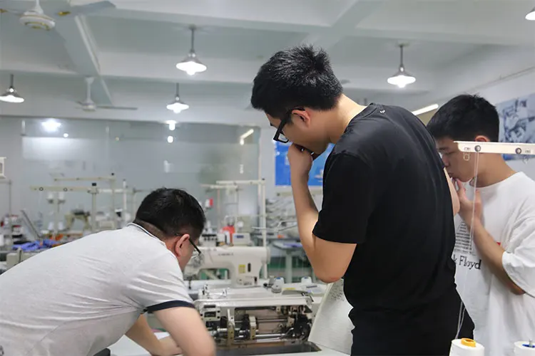 Промышленная швейная машина с длинной рукояткой и комбинированным швом