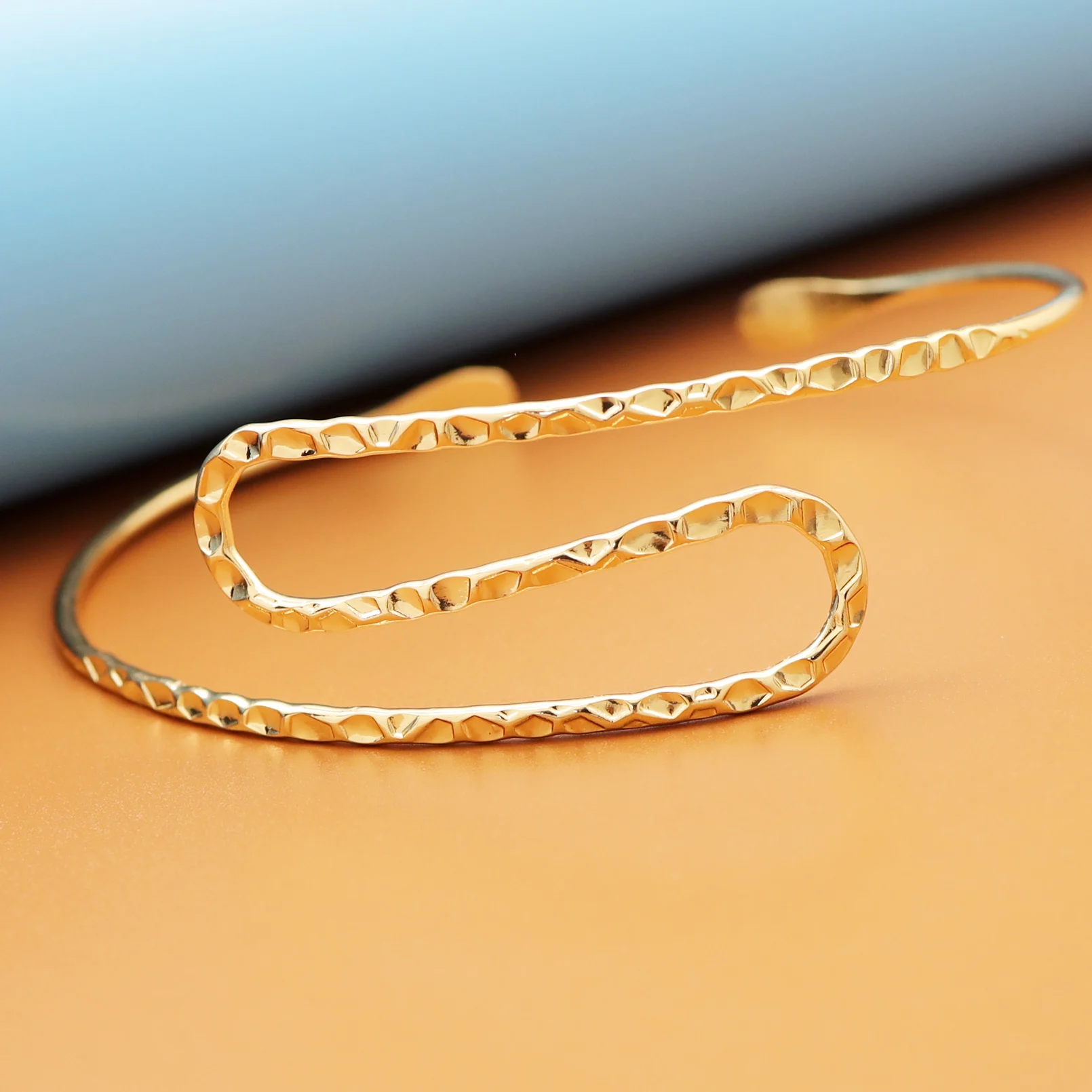 Золотой спиральный изогнутый браслет для женщин, манжета на плечо, обертка на верхнюю полоску, браслет, армбанд, ювелирные изделия, свадебные аксессуары, подарки.