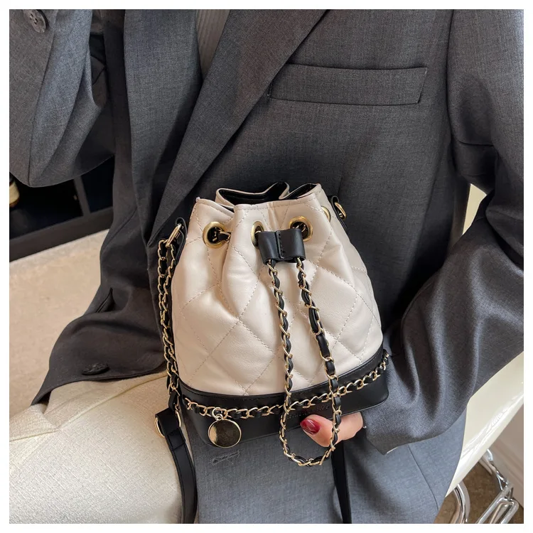 

Роскошные Дизайнерские маленькие сумки-ведра через плечо из искусственной кожи для женщин, сумка на плечо с цепочкой, 2022, трендовые Брендовые женские сумки и кошельки