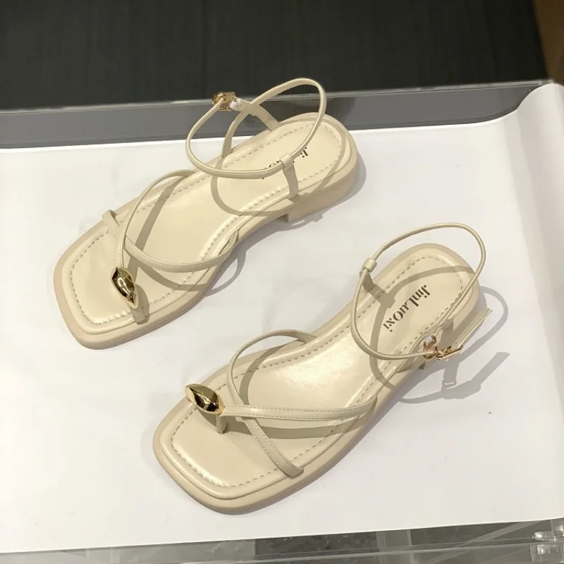 Сандалии женские на низком каблуке бежевые повседневные босоножки с пряжкой