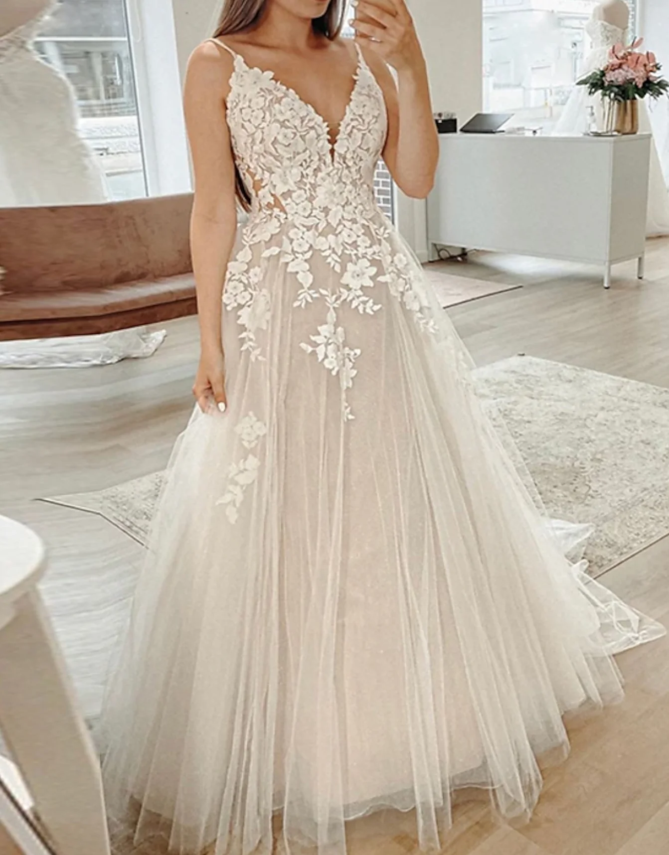 Кружевное бальное платье с аппликацией без рукавов со шлейфом