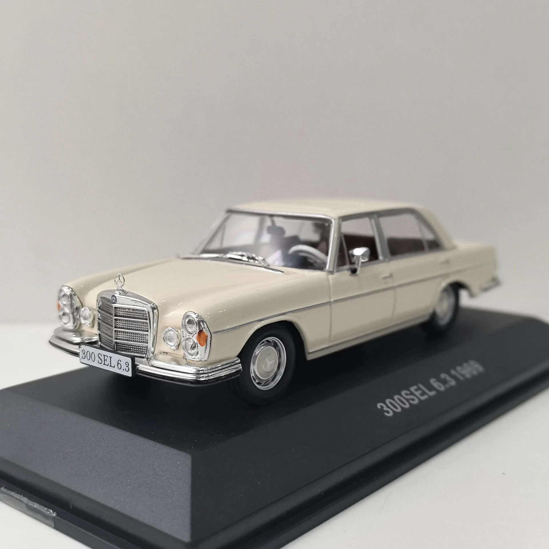 Фото Модель автомобиля IXO 1/43 BENZ 300SEL 6.3 1969 года, 2 шт., литой сплав. №3