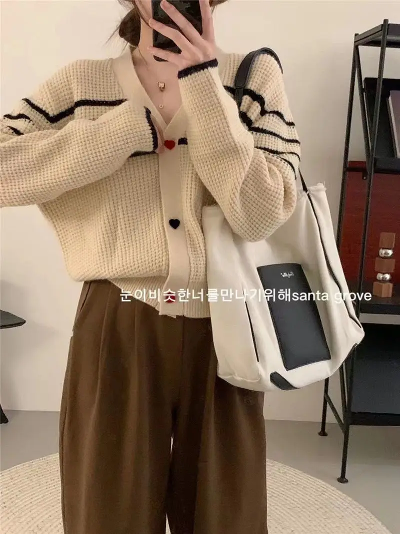 Женский трикотажный кардиган с пуговицами-сердечками свободный Универсальный в