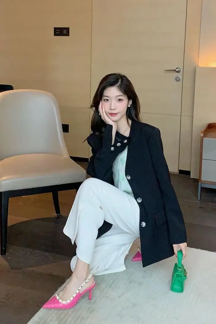 2022 spring new pointed shallow mouth single shoes women flat leather rivet boat shoes low-heeled women's shoes are not tired wi