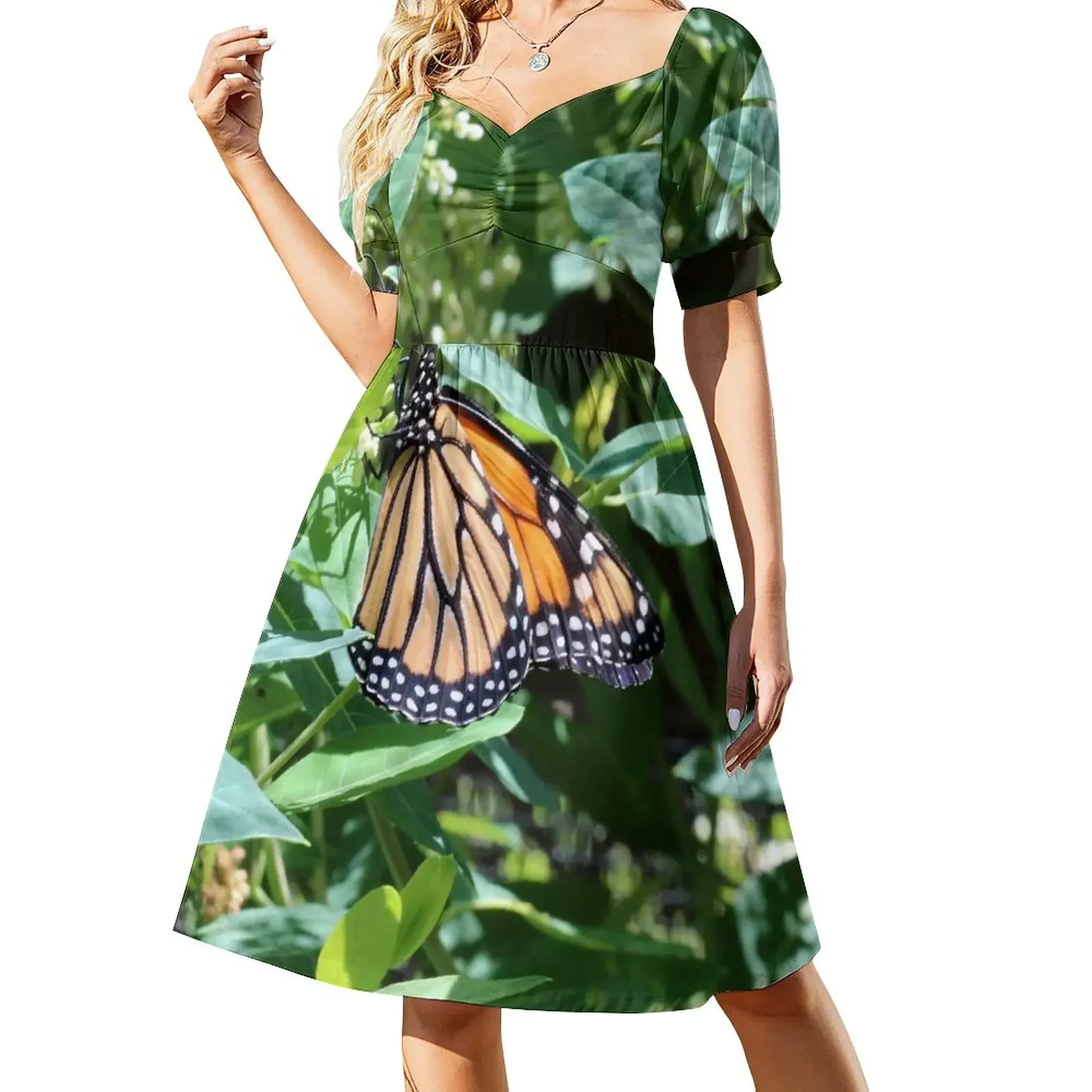 Платье Monarch Butterfly висит на кусте с короткими рукавами платья для официальных