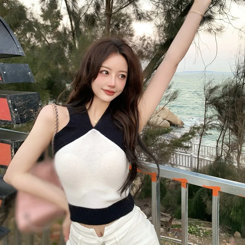 Топ женский трикотажный без рукавов с V-образным вырезом