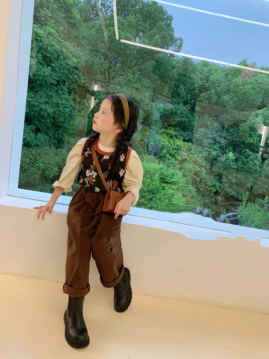 

Детский костюм из трех предметов для девочек, новинка весны 2023, рубашка с длинными рукавами и брюки с маленьким цветочным жилетом, детская одежда для девочек