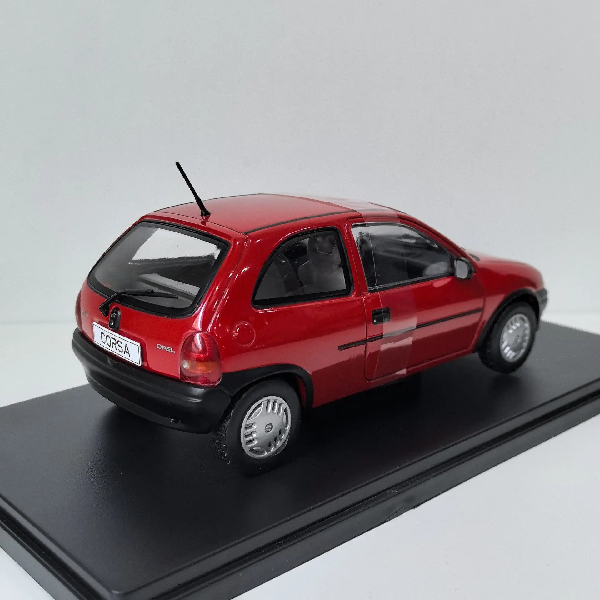 Металлическая модель автомобиля OPEL CORSA B X3 в масштабе 124 от WHITEBOX (art.: 3920da74b3753) - 3920da74b3753