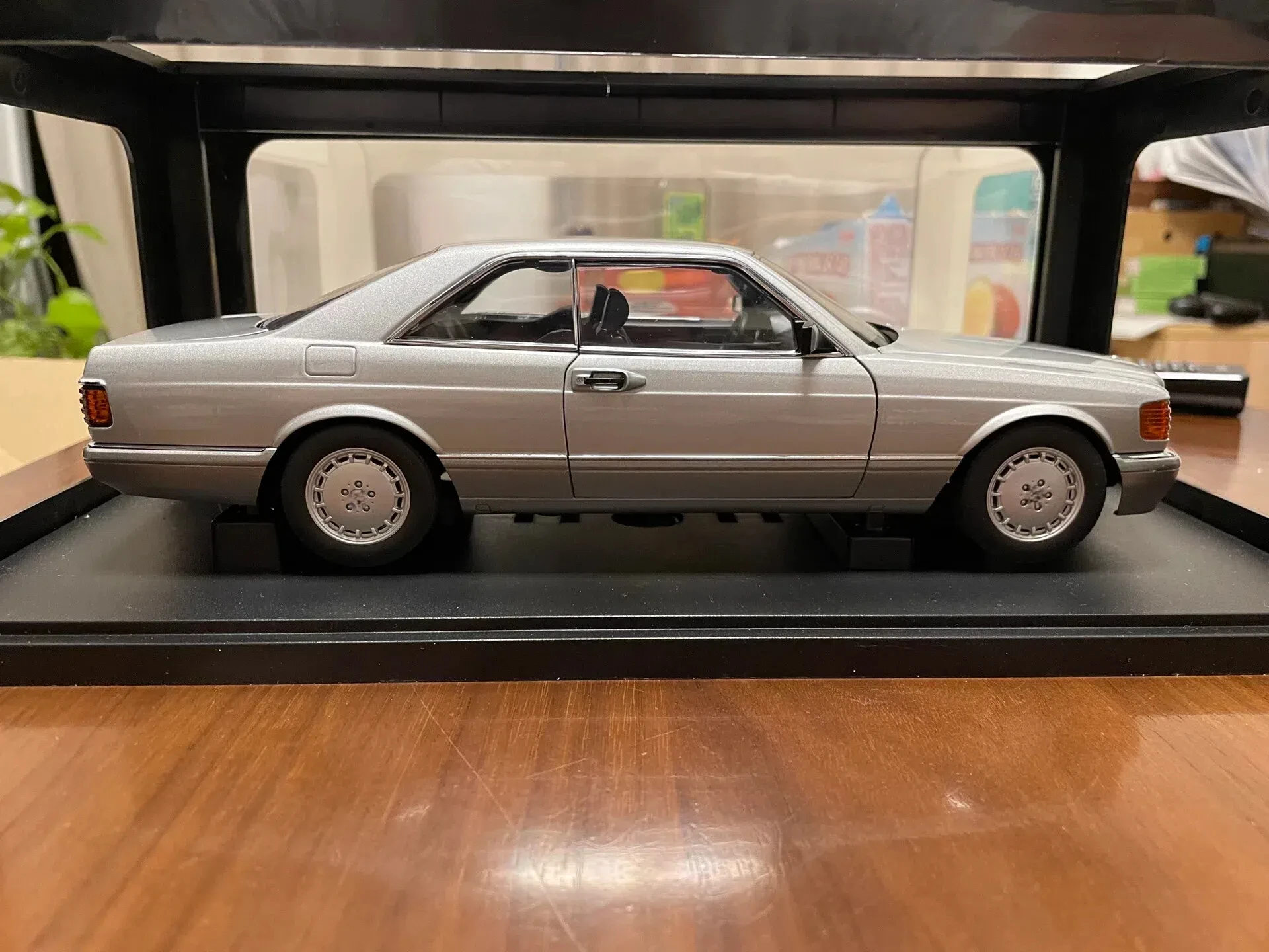 Модель автомобиля из металлического сплава в масштабе 1:18 500 сек.