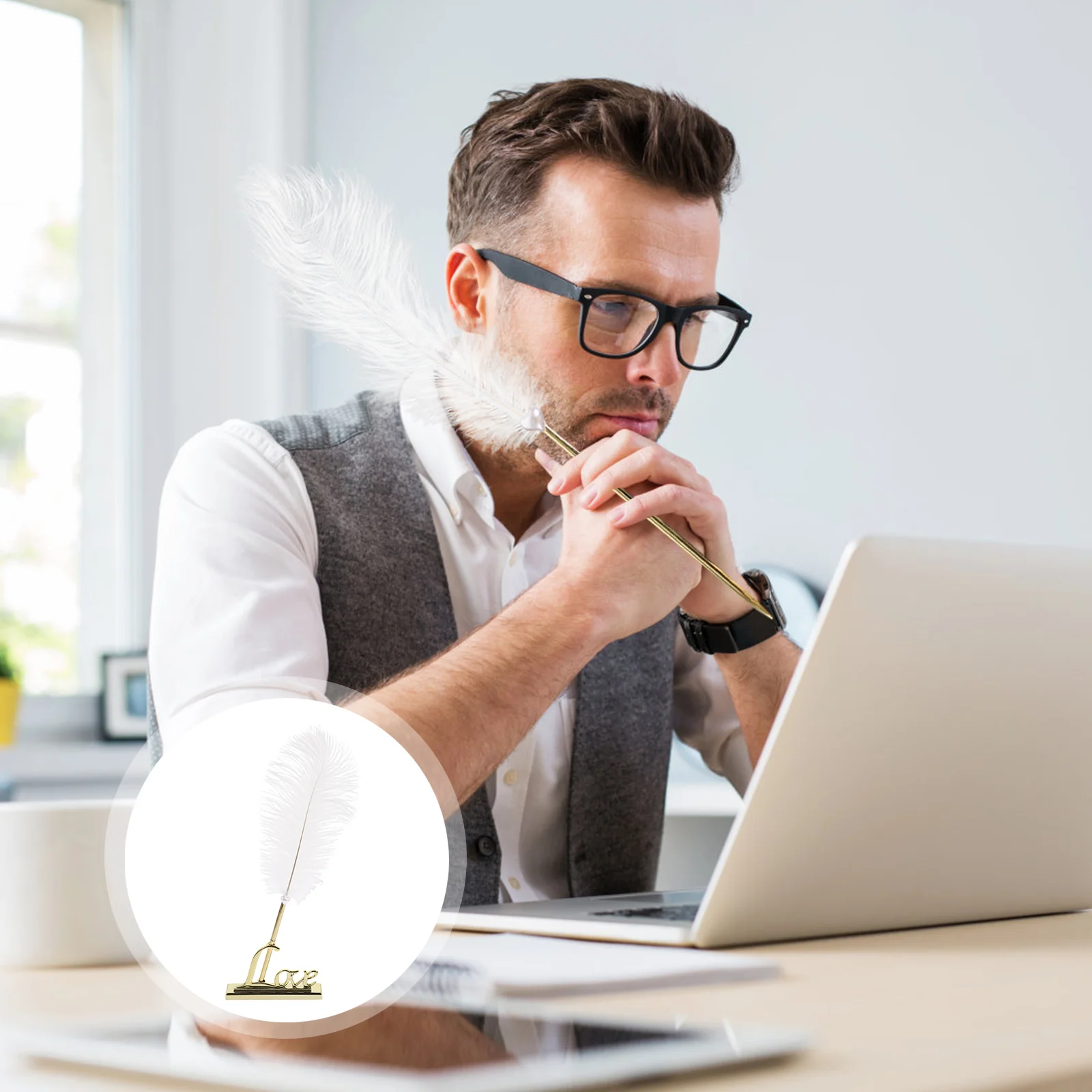 

Белая ручка для подписи с позолоченным металлическим держателем