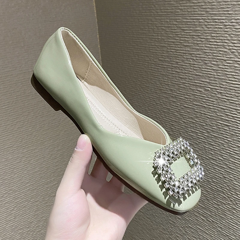 

Женские туфли на низком каблуке с ремешком на пятке