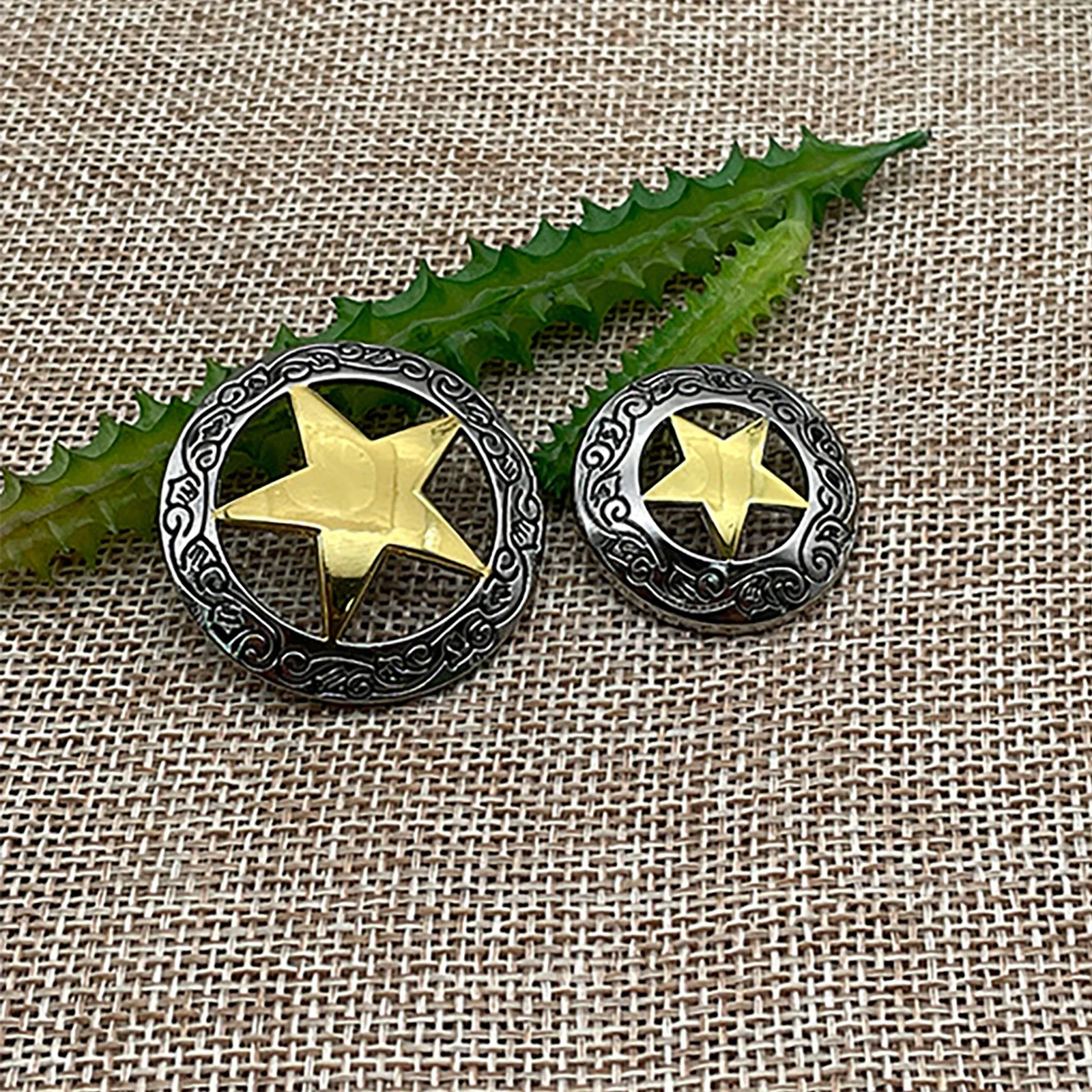 

Двухцветные металлические кончо