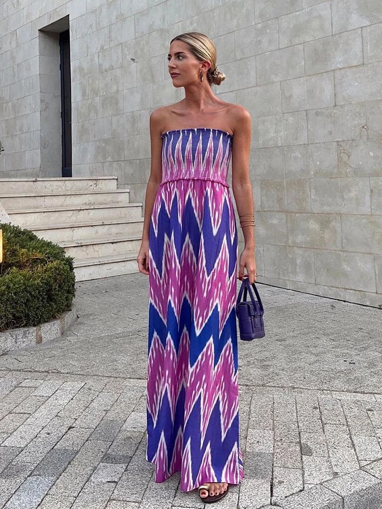 

Женское платье с геометрическим принтом, открытыми плечами и оборками