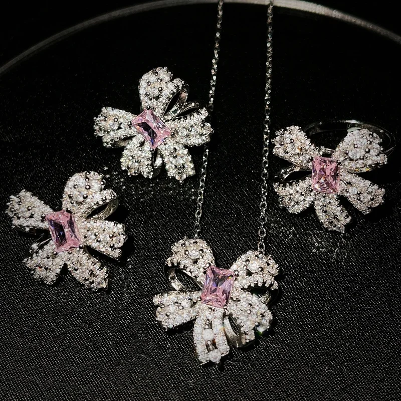 

Комплект из колье, серёг и кольца, из белого золота, 18 карат