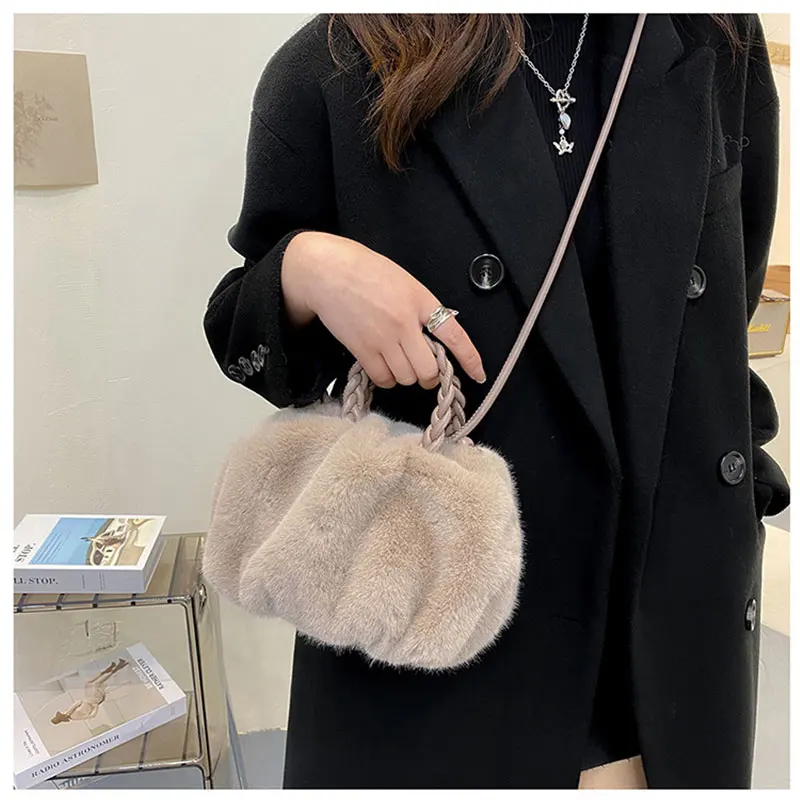 luxury design handbags for women Winter Bucket bag Trend Designer Fashion Soft Faux Fur Kawaii Ladies messenger bag
