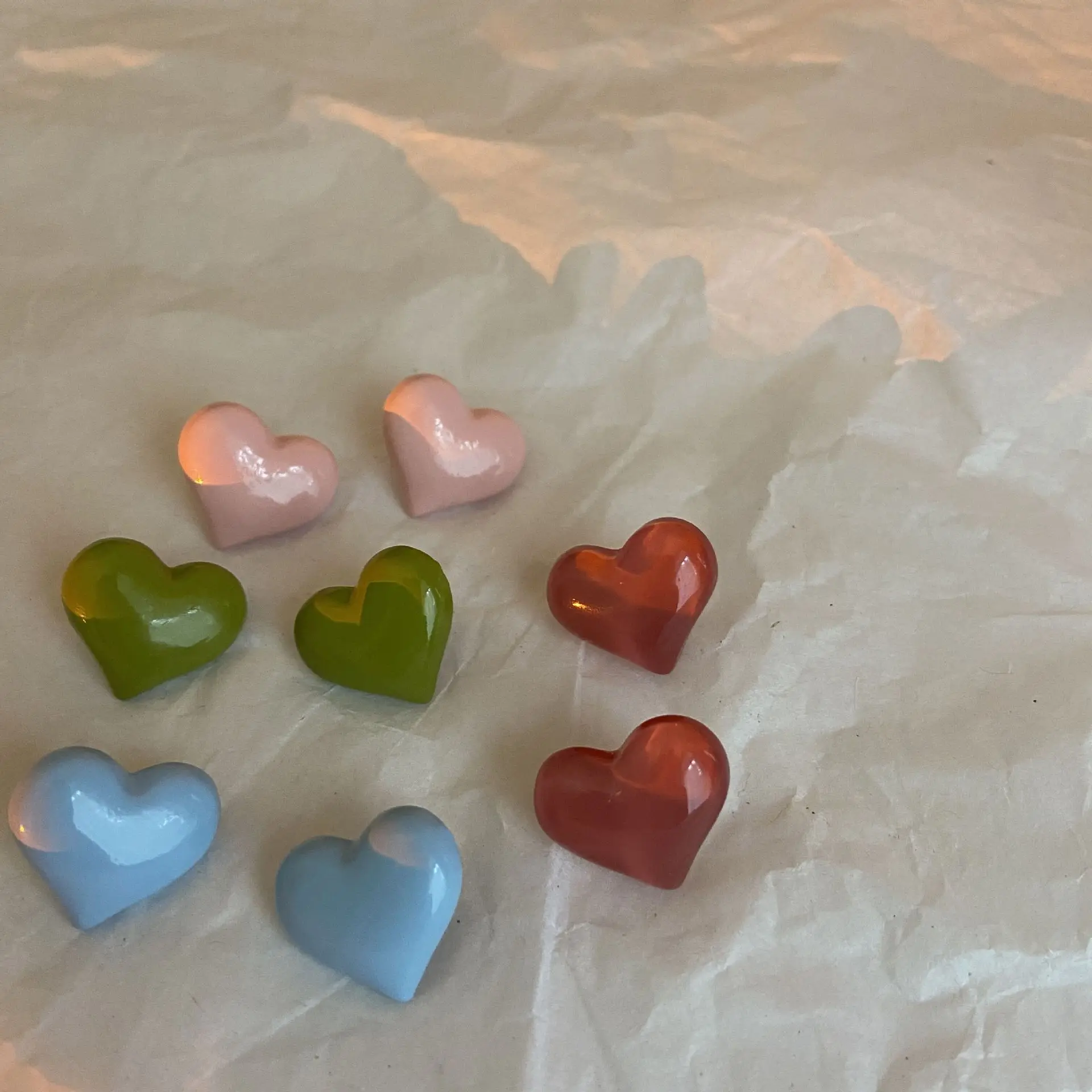 

Корейские милые серьги-гвоздики в форме сердца для женщин и девушек яркие цвета серьги в форме сердца модные ювелирные изделия аксессуары П...