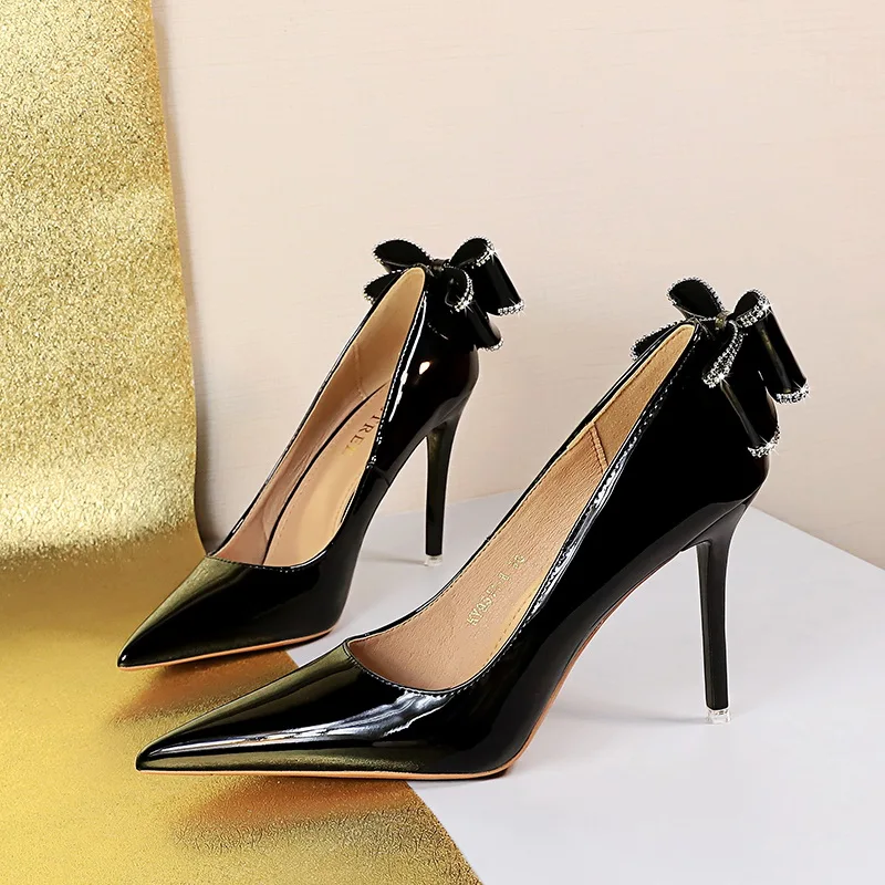 Женские туфли из лакированной кожи на высоком каблуке туфли-лодочки с острым