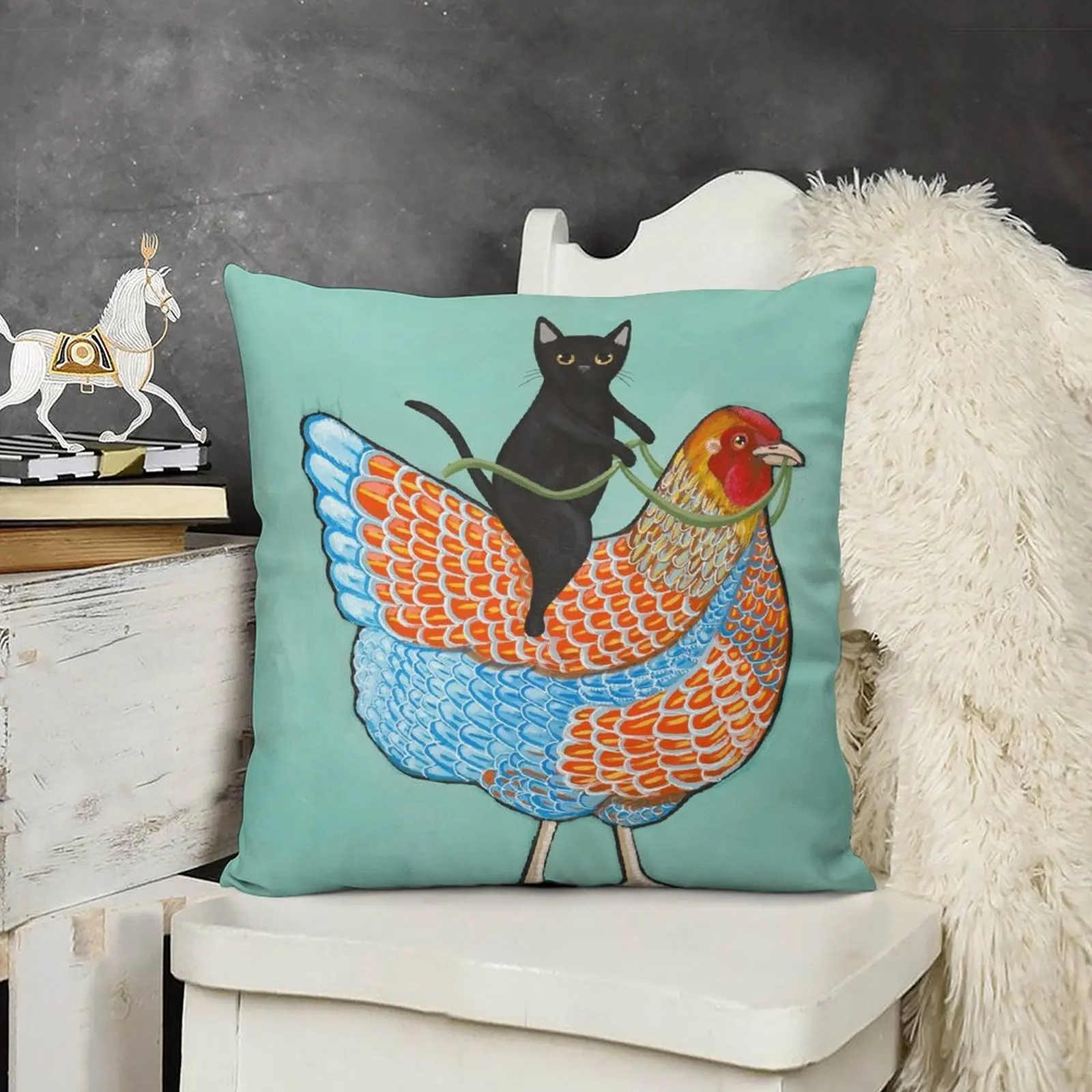 Декоративная наволочка с изображением курицы и черной кошки