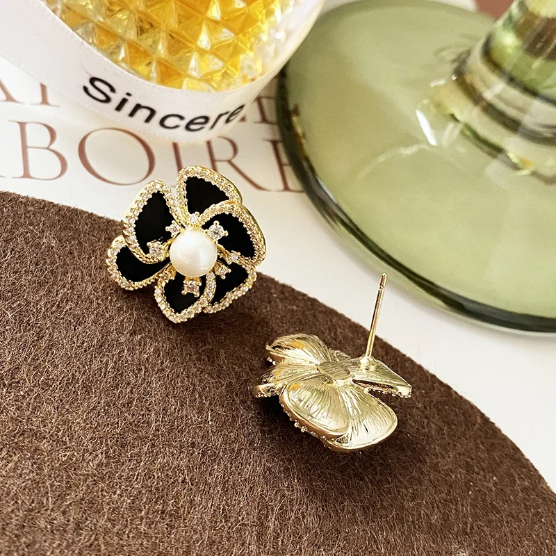 Серьги-гвоздики French sle Hepburn Sle с черной глазурью и бриллиантами жемчугом камелией