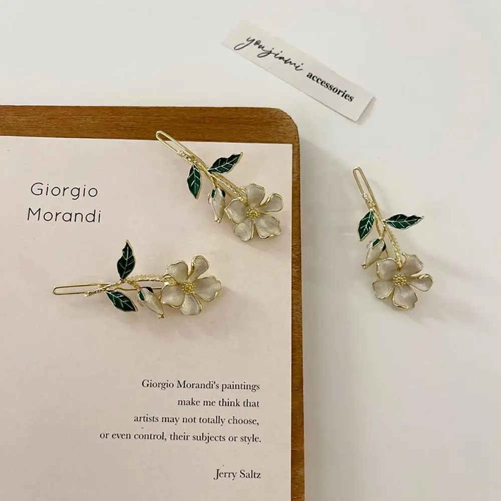 Металлическая заколка с цветком