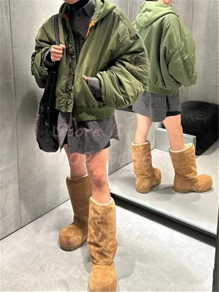 Коричневые сапоги до середины икры на платформе в стиле ретро однотонные