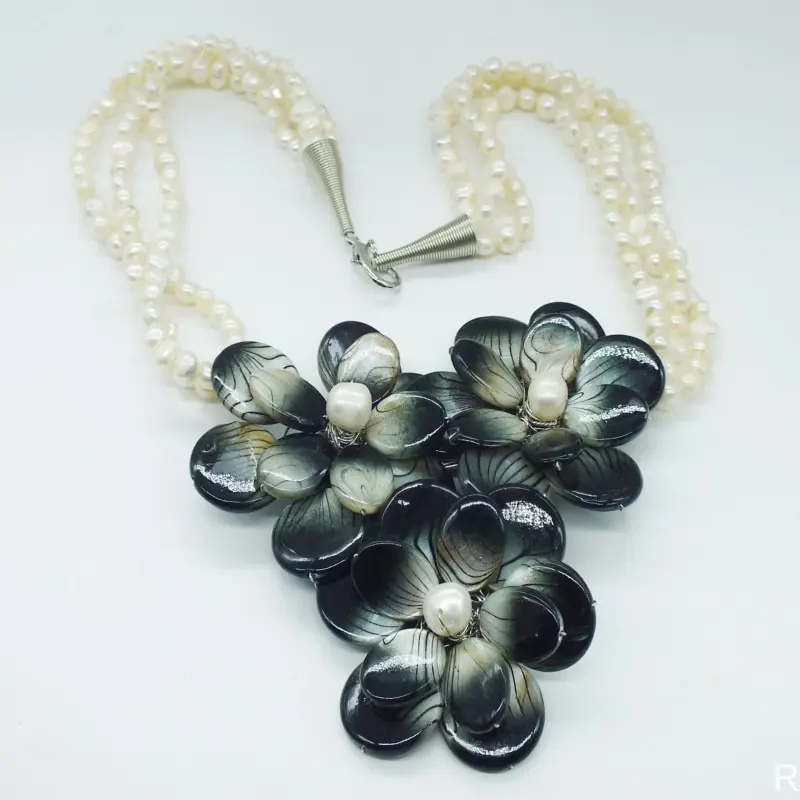 

Charm Vintage lady ! Shell/pearl flower necklace 20"