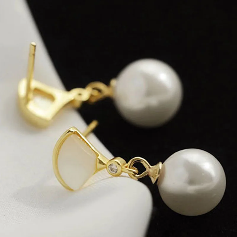 

Fashionable, Luxurious, Elegant Earrings 2022 New Bride Jewelry Earrings Delicate Pearl Inlaid Mother Shell Zircon Earrings