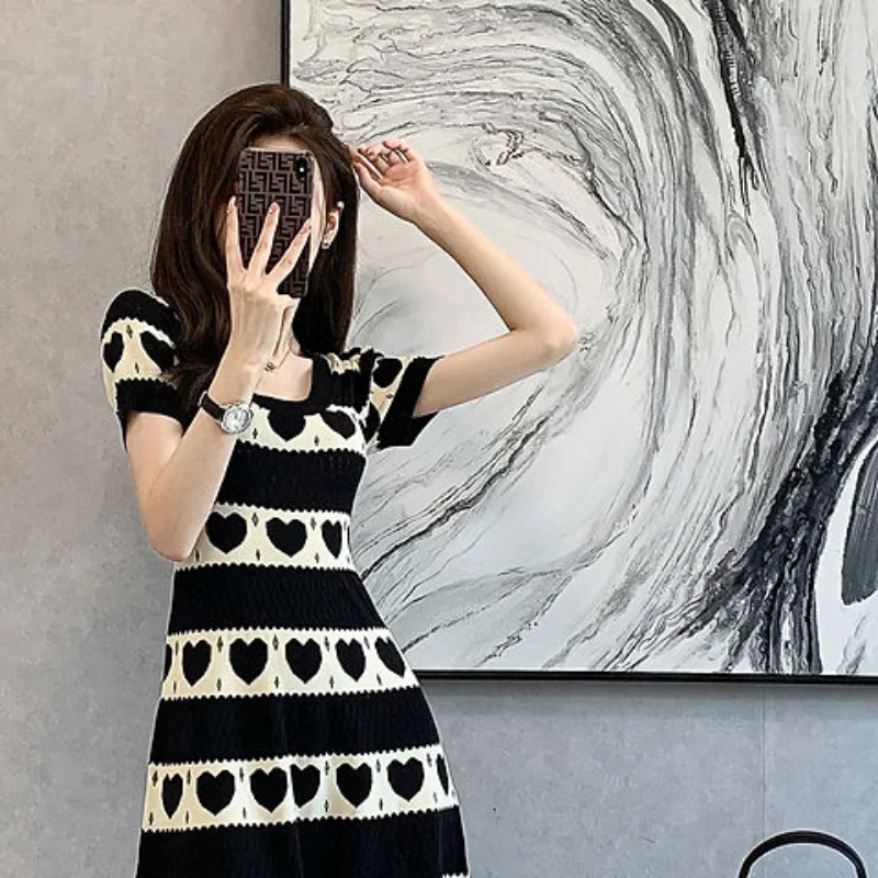 

Женское трикотажное платье с завышенной талией и коротким рукавом