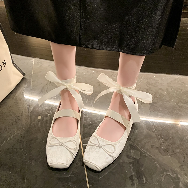 Балетки женские с перекрестными лямками элегантные модные туфли на плоской