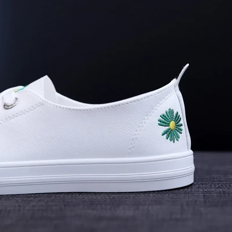 Женские кроссовки с закрытым носком белые на плоской подошве универсальные