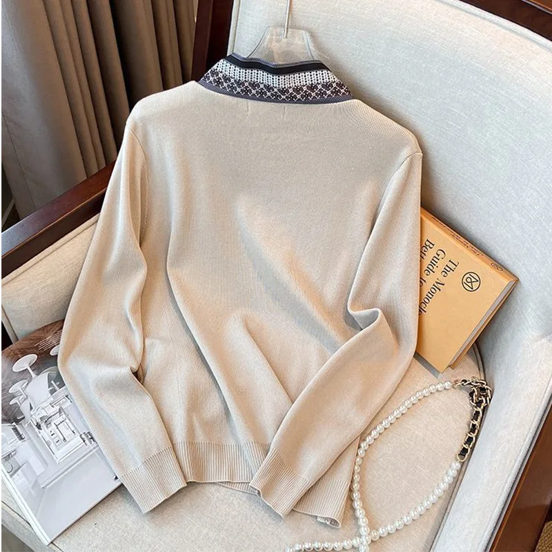 Женский трикотажный свитер с V-образным вырезом и длинным рукавом