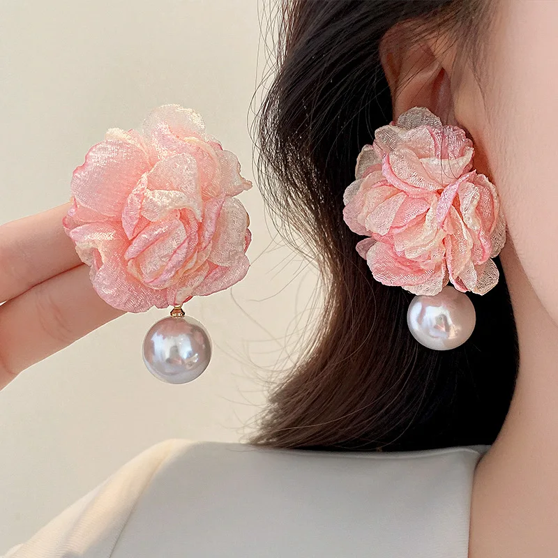 

DREJEW Big Pink Flower Earrings Petal Yarn Stud Earrings For Women Luxury Pearl Earrings For Wedding Party Statement Jewelry