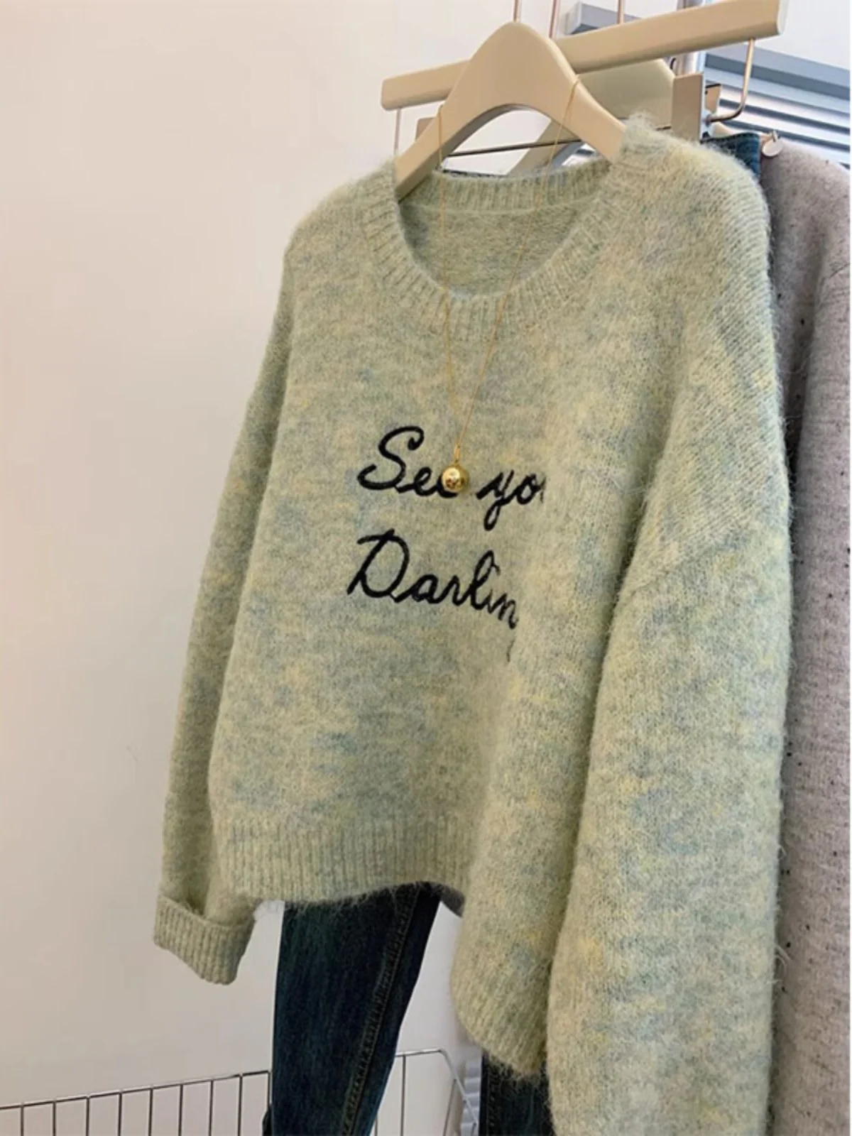 Свободный мягкий клейкий свитер с заниженными плечами и рукавами для женщин